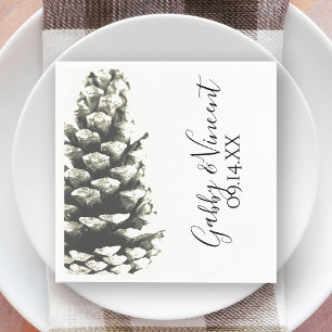Naturkiefernkone auf weißer Hochzeit Serviette
