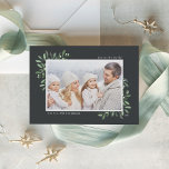 Natürlich Freude | Elegantes Wasserfarben-Foto Feiertagskarte<br><div class="desc">Diese schlichte und elegante, naturlich inspirierte Ferienkarte besticht durch ihr beliebtes, horizontal oder landschaftlich orientiertes Foto, das an den Ecken mit hübschen, waldgrünen, grünen Blättern geschmückt ist. Personalisieren Sie Ihre persönliche Begrüßung (mit "Joy to the World" gezeigt), das Jahr und Ihren Familiennamen in der modernen Schrift. Ein elegantes botanisches Design...</div>