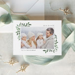 Natürlich Freude | Elegantes Wasserfarben-Foto Feiertagskarte<br><div class="desc">Diese schlichte und elegante, naturlich inspirierte Ferienkarte besticht durch ihr beliebtes, horizontal oder landschaftlich orientiertes Foto, das an den Ecken mit hübschen, waldgrünen, grünen Blättern geschmückt ist. Personalisieren Sie Ihre persönliche Begrüßung (mit "Joy to the World" gezeigt), das Jahr und Ihren Familiennamen in der modernen Schrift. Ein elegantes botanisches Design...</div>