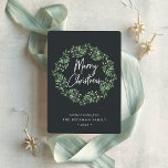 Natürlich Freude | Weihnachten im Wasserfarbenfros<br><div class="desc">Versenden Sie Ihre Urlaubstage mit unseren eleganten Karten an Freunde und Familie im schicken Stil. Ein anmutiger Kranz von tief grün gestrichenen Aquarellmalereien umrahmt den Gruß "fröhlicher Weihnachten" in handgeschriebener Typografie, mit Ihren individuellen Botschaften, Namen und dem Jahr darunter auf einem weichen schwarzen Hintergrund. Ein schlichtes und elegantes Non-Foto-Design in...</div>