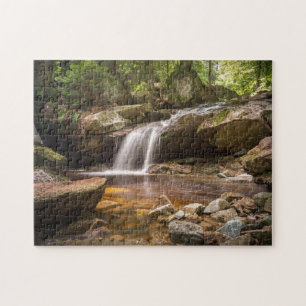 Natürlicher Wasserfall im Wald Puzzle