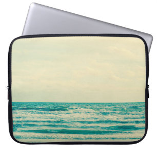 Natürliches tropisches Meer und Strand mit Wind in Laptopschutzhülle
