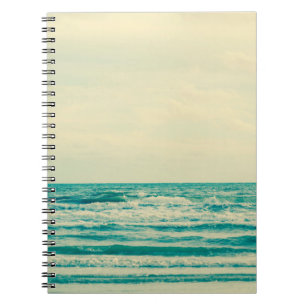 Natürliches tropisches Meer und Strand mit Wind in Notizblock