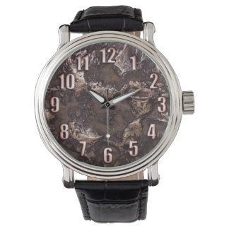Natursteinstruktur mit großen Bronzezahlen Armbanduhr