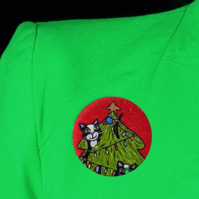 Naughty Cats Klettern im Weihnachtsbaum Button (Naughty cats in decorated Christmas tree with star and lights on red round pin back button.)