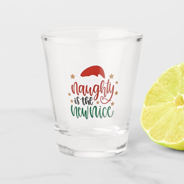 Naughty ist der neue schöne Weihnachtsmann Schnapsglas (Vorderseite)