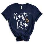 Nauti-Crew | Funny Nautical Bridesmaid Custom T-Shirt<br><div class="desc">Ahoy, Party-Hochburgen! Set segelt zum Lachen und unvergessliche Erinnerungen mit unserem marineblau "Nauti Crew" maßgeschneiderten T - Shirt, mit modernem Kalligrafiedesign, das mit dem Namen Brautparty angepasst werden kann. Diese T-Shirts sind ideal für die Navigation durch einen nautisch-orientierten Bachelorette-Bash, und sie werden die Crew haben, die Schiffform zu beeindrucken. Für...</div>