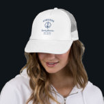 Nautic Anchor Family Wiedersehen Navy Blue White H Truckerkappe<br><div class="desc">Eine nautische Wiedersehen,  die stolz Ihren Familiennamen,  Ihr Wiedersehen Datum und Ihre Lage in elegantem Kalligrafieschrift mit modernem Stil zeigt. Dieses Design zeigt ein individuelles Bootanker mit einem Kompass-Boarder in marineblau weiß mit mehreren Bildrönen.</div>