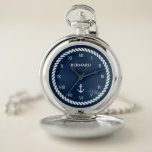 Nautic Luxus Taschenuhr mit individuelle Name<br><div class="desc">Nautische Taschenuhr mit Kette. Erstellen Sie Ihre eigene Luxus-Jäger-Taschenuhr in Gold oder Silber. Klassisches Zeitwerk mit römischen Zahlen, Monogramm und eigener Hintergrundfarbe. Einzigartige Retro-Geschenkidee für Männer. Machen Sie Ihre eigenen für Trauzeuge, Trauzeuge, Freunde, Freund, Familie, Großvater, Vater, Bruder, Ehemann, Bräutigam, Segler, Bootsführer, Mitarbeiter, Mitarbeiter, Firmenchef, Coach, Onkel, etc. Neue Verlobung,...</div>