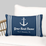 Nautic Navy Blue Custom Bootname Lendenkissen<br><div class="desc">Das Nautical Lumbalkissen im horizontalen Format verfügt über einen eleganten Bootanker mit schönen horizontalen Streifen. Personalisieren Sie den benutzerdefinierten Text mit Ihrem Bootsnamen und Ihrer Position. Das Design umfasst ein klassisches marineblau-blaues und weißes Farbschema.</div>