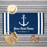 Nautic Navy Blue Custom Bootname Strandtuch<br><div class="desc">Das helle Strandtuch in horizontaler Form verfügt über einen eleganten Bootanker mit schönen horizontalen Streifen. Personalisieren Sie den benutzerdefinierten Text mit Ihrem Bootsnamen und Ihrer Position. Das Design umfasst ein klassisches marineblau-blaues und weißes Farbschema.</div>