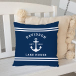 Nautic Navy Blue Custom Family Lake House Kissen<br><div class="desc">Das Kissen der Fleece "Lake House" im Küstenstil besticht durch einen Bootanker und das Design der Streifen. Personalisieren Sie den benutzerdefinierten Text mit einem Familiennamen   Seehaus (oder anderen Titel) mit dem Jahr festgelegt. Klassische marineblau-blaue und weiße Farbe. Kissenstoffe im Innen- und Außenbereich stehen zur Verfügung.</div>