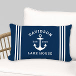 Nautic Navy Blue Custom Family Lake House Kissen Für Draußen<br><div class="desc">Das Kissen der Fleece "Lake House" im Küstenstil besticht durch einen Bootanker und das Design der Streifen. Personalisieren Sie den benutzerdefinierten Text mit einem Familiennamen   Seehaus (oder anderen Titel) mit dem Jahr festgelegt. Klassische marineblau-blaue und weiße Farbe. Kissenstoffe im Innen- und Außenbereich stehen zur Verfügung.</div>