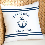 Nautic White and Navy Custom Family Lake House Kissen<br><div class="desc">Das Kissen der Fleece "Lake House" im Küstenstil besticht durch einen Bootanker und das Design der Streifen. Personalisieren Sie den benutzerdefinierten Text mit einem Familiennamen   Seehaus (oder anderen Titel) mit dem Jahr festgelegt. Klassisches Farbschema aus Weiß und Marineblau (kann modifiziert werden). Kissenstoffe im Innen- und Außenbereich stehen zur Verfügung.</div>