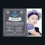 Nautical Anchor Chalkboard Geburtstagseinladung Einladung<br><div class="desc">Die nautische Geburtstagseinladung dieses Jungen enthält einen Anker und Helm auf einem gescannten Chalkboard-Hintergrund. Das Design umfasst auch eine weiße doppelzeilige Grenze und Trennflächen. Das Foto Ihres kleinen Jungen erscheint auf der rechten Seite der Einladung in einer Kreidewand. Diese Einladung wird durch den beliebten Chalkboard-Stil und die Schablonenkunst beeinflusst, sie...</div>