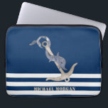 Nautical Anchor Dolphin Navy Blue Stripes Sailor Laptopschutzhülle<br><div class="desc">Dieses Bild zeigt einen Anker auf einem marineblau gestreiften Hintergrund. Personalisieren Sie den Namen für sich selbst oder als niedliche Geschenkidee.</div>