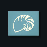 Nautical Beach Muschel Wall Art Deco Leinwanddruck<br><div class="desc">Eine cremefarbene Muschel auf blauem Hintergrund verleiht dieser Leinwand einen nautischen Stil. Nutzen Sie diese Muscheldekoration in einem Strandhaus, Bad, Schlafzimmer, Wohnzimmer, etc... .Das Bild stammt aus der Originalkunst.</div>