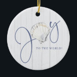 Nautical Christmas Joy Seashell Holiday Foto Keramik Ornament<br><div class="desc">Nautical Christmas Joy Seashell Holiday Foto Tree Ornament mit eleganter und dennoch rustikaler Typografie von Joy mit einem Aquarell als das "o" auf einem Hintergrund von weißem Küstenwald. Fügen Sie einfach Ihr Foto und Details zu einem personalisierten Geschenk hinzu!</div>