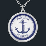 Nautical First Mate Blue Anchor Personalisiert Versilberte Kette<br><div class="desc">Diese nautische thematische Halskette verfügt über einen Anker in der Mitte mit einem Seilrücken und einer marineblauen Kante. Der Text "First Mate" ist oben und unten ein Name für Sie zu personalisieren.</div>