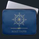 Nautical Gold Boat Wheel, Navy Blue Laptopschutzhülle<br><div class="desc">Dieses Bild zeigt ein goldenes Bootrad auf einem marineblauen Hintergrund.</div>