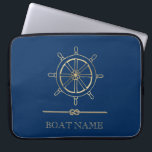 Nautical Gold Boat Wheel, Navy Blue Laptopschutzhülle<br><div class="desc">Dieses Bild zeigt ein goldenes Bootrad auf einem marineblauen Hintergrund.</div>