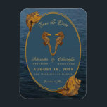 Nautical Gold Seepferd Beach Hochzeit Save the Dat Magnet<br><div class="desc">Ein besonderes Save the Date für eine Hochzeit am Strand. Auf dem Hintergrund eines ruhigen Ozeans, in einem unregelmäßigen goldenen Rahmen, der durch zwei überlappende goldene Ovale gebildet wird, die die Ringe symbolisieren, über dem Text, tanzt ein Paar goldener Seepferde, die die unmittelbare Herzform bilden. Zwei Schneckenarten - eine kleine,...</div>