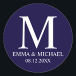 Nautical Navy Blue Elegante Monogram Gastgeschenk  Runder Aufkleber<br><div class="desc">Nautical Navy Blue Modernes,  elegantes Design mit Monogramm,  Name und Datum in beruflichem Schriftart-Stil auf marineblau Hintergrund.</div>