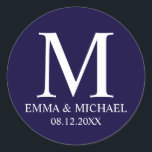 Nautical Navy Blue Elegante Monogram Gastgeschenk  Runder Aufkleber<br><div class="desc">Nautical Navy Blue Modernes,  elegantes Design mit Monogramm,  Name und Datum in beruflichem Schriftart-Stil auf marineblau Hintergrund.</div>