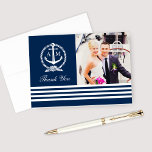 Nautical Navy Blue Wedding Monogram Foto Dankeskarte<br><div class="desc">Modernes und prächtiges nautisches Dankeschön-Kartendesign mit einem quadratischen Foto der Braut und des Bräutigams mit einem Hochzeitmonogramm,  das in einem Anker mit Seilknoten und Stripdetails dargestellt ist. Navy Blau,  hellgrau / silber und weiß Farbschema.</div>