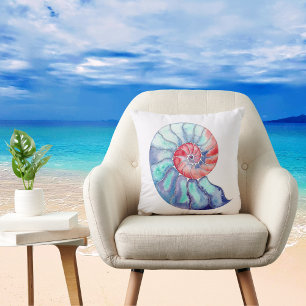 Nautilus Muschel in Coral Blue und Grau auf Off Wh Kissen