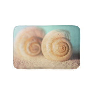 Nautilus-Muscheln auf Strand Badematte
