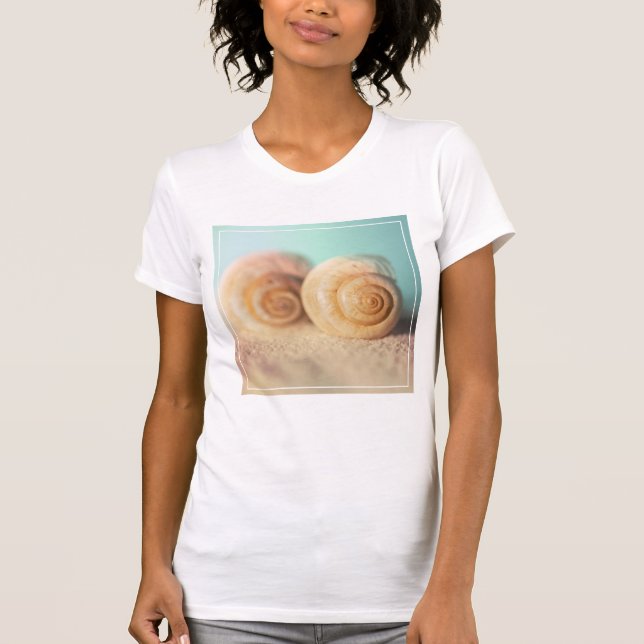 Nautilus-Muscheln auf Strand T-Shirt (Vorderseite)