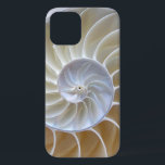 Nautilus Sea Muschel Foto Case-Mate iPhone Hülle<br><div class="desc">Dieses Makro-nah-up-Foto des Inneren einer nautilus Muschel zeigt das Wunder und die Symmetrie der Natur. Die sanften Taupe-,  Sand-,  Rost-,  Creme- und Blassgrau-Blau-Farbtöne verleihen diesem technischen Gehäuse,  das stets den nahen Blick auf das Meer behalte,  einen Augenblick.</div>
