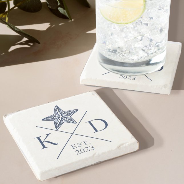 Nautische Monogram Starfish Navy Stone Untersetzer (Immerse yourself in the calming, serene energy of the sea with our Monogram Starfish Stone Coaster)