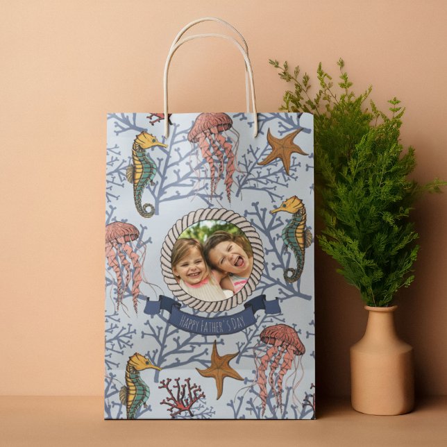 Nautische Seepferd Jellyfish Starfish & Coral Blue Mittlere Geschenktüte (Hand-drawn Seahorse, Jellyfish, Starfish & Coral Navy Blue Gift Bag for Him. Editable Text and Photo)