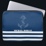 Nautischer Anker, Seefahrer mit blauen Streifen Laptopschutzhülle<br><div class="desc">Dieses Bild zeigt einen Anker auf einem marineblau gestreiften Hintergrund. Personalisieren Sie den Namen für sich selbst oder als niedliche Geschenkidee.</div>