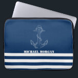 Nautischer Anker, Seefahrer mit blauen Streifen Laptopschutzhülle<br><div class="desc">Dieses Bild zeigt einen Anker auf einem marineblau gestreiften Hintergrund. Personalisieren Sie den Namen für sich selbst oder als niedliche Geschenkidee.</div>