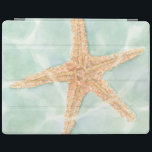 Nautischer Starfish im Wasser iPad Hülle<br><div class="desc">Dieses Gemälde von Chariklia Zarris lässt Sie sich jedes Mal, wenn Sie es sich ansehen, in eine Welt der Differenz verwandeln. Sie können sich am Strand vorstellen, auf der Suche nach Seestern oder im Sand zu spielen. Zarris's Image ist perfekt für diejenigen, die das Leben im Meer Liebe und wollte,...</div>