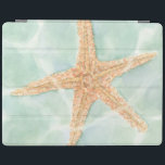 Nautischer Starfish im Wasser iPad Hülle<br><div class="desc">Dieses Gemälde von Chariklia Zarris lässt Sie sich jedes Mal, wenn Sie es sich ansehen, in eine Welt der Differenz verwandeln. Sie können sich am Strand vorstellen, auf der Suche nach Seestern oder im Sand zu spielen. Zarris's Image ist perfekt für diejenigen, die das Leben im Meer Liebe und wollte,...</div>
