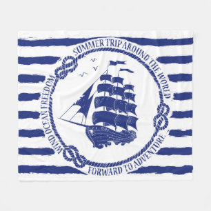 Nautisches Emblem mit Segelschiff Fleecedecke