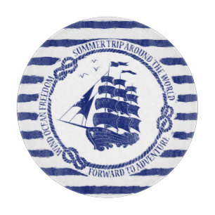Nautisches Emblem mit Segelschiff Schneidebrett