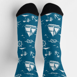 Nautisches Paradies: Blaues Segelboot und Palmenso Socken