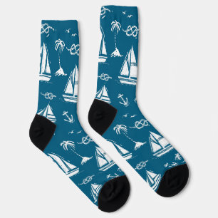 Nautisches Paradies: Blaues Segelboot und Palmenso Socken