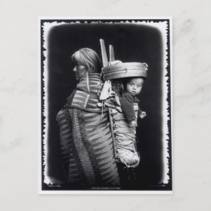 Navaho-Frau mit einem Pfosten auf ihrem Rücken Postkarte
