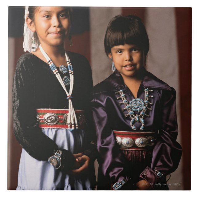 Navajo-Mädchen vor Flagge Fliese (Vorderseite)
