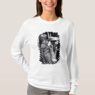 Navajofrau, die ein papoose auf ihr zurückbringt T-Shirt