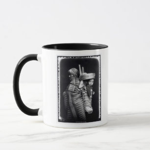 Navajofrau, die ein papoose auf ihr zurückbringt tasse