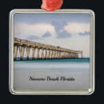 Navarre Beach Angelpfeifen Ornament Aus Metall<br><div class="desc">Ornament mit phantastischen lila Farben, die sich nach einem Regen am Navarra Beach Fishing Pier in Florida, Vereinigte Staaten, während die smaragdfarbenen des Ozeans reflektieren im Wasser. Dieser Anlegesteg ist der längste im Staat und erstreckt sich über 500 Meter. Suchen Sie weitere Drucke oder Produkte? Fühlen Sie sich frei, um...</div>