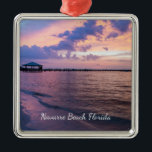 Navarre Beach Magic Hour Lila Sunset Ornament Aus Metall<br><div class="desc">Ornament Souvenir mit einem Foto einer atemberaubenden Weg, den Tag am Strand zu beenden! Ich nahm dieses magische Foto kurz nach Sonnenuntergang in Navarra Beach Florida, Vereinigte Staaten. Suchen Sie weitere Drucke oder Produkte? Fühlen Sie sich frei, um meinen Laden zu besuchen: http://www.zazzle.com/timelessmomentsphtgy Dieses Foto wurde von Jennifer White mit...</div>