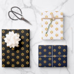 Navy Black und White Hanukkah Golden David Star Geschenkpapier Set<br><div class="desc">Erleben Sie die Eleganz eines atemberaubenden Goldenen Sterns von David, der perfekt zum Feiern des festlichen Geistes von Hanukkah geeignet ist. Dieses Design kontrastiert wunderbar mit schwarz, weiß und marineblau und macht Ihren Urlaub zu einem ganz besonderen Erlebnis.</div>